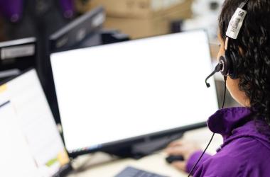 Funcionaria de la SDMujer en servicio de agencia MUJ