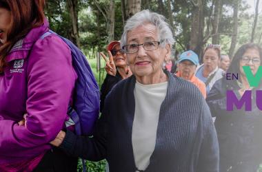 Mujeres en caminata ecológica