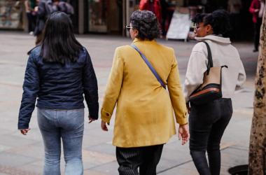 Mujeres caminando en Bogotá