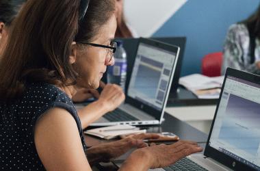 Mujer trabajando en un computador