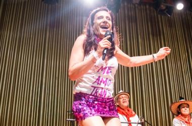 Mujer cantando