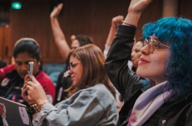Mujeres en auditorio