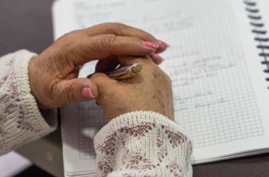 Manos de mujer sobre cuaderno