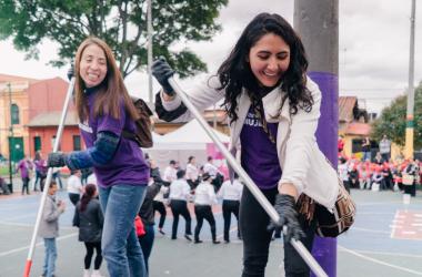 Mujeres participando en arreglos en la ciudad
