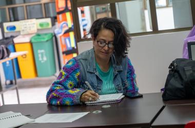 Mujer tomando nota