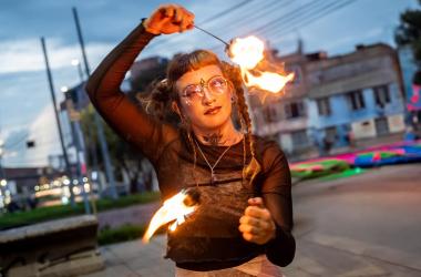 Mujer en la localidad de Engativá hace parte de una manifestación cultural organizada por la Secretaría de la Mujer. 