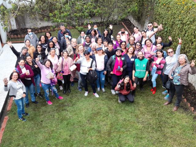 Grupo de mujeres realizando actividades de agricultura urbana y periurbana