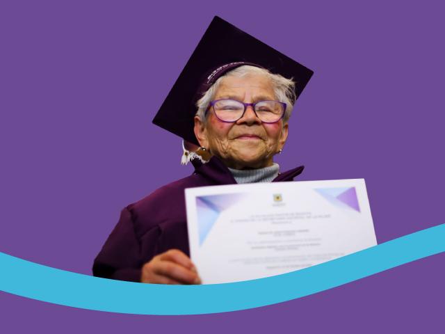 Mujer graduada de bachillerato con la manzanas del cuidado feliz