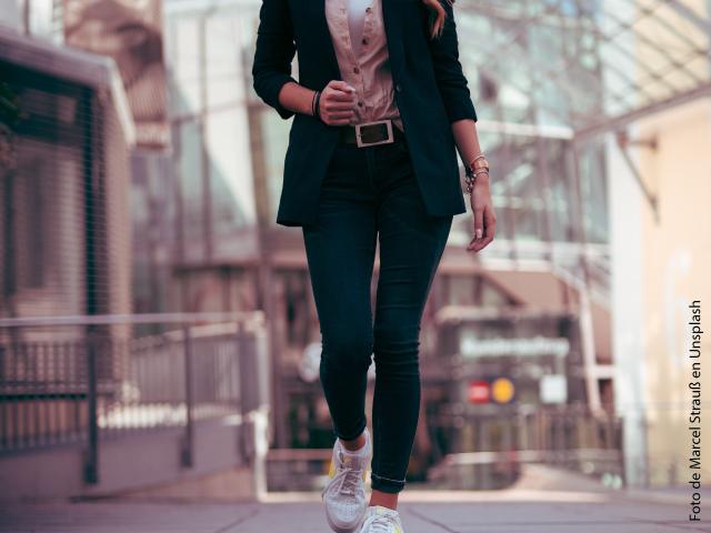 Mujer caminando en centro comercial