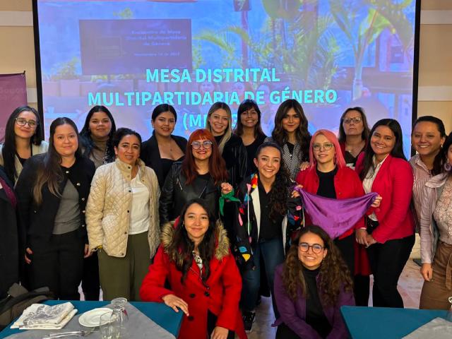 Grupo de mujeres de mesa multipartidaria
