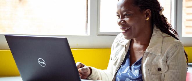 Mujer en un computador